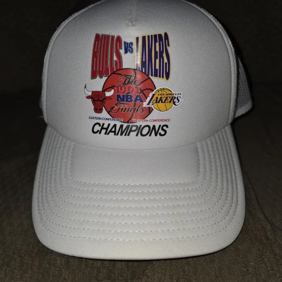 Mitchell & Ness Bulls vs Lakers White Champions Cap