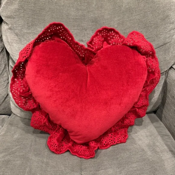 TARGET THRESHOLD RUFFLE HEART PILLOW 1CT