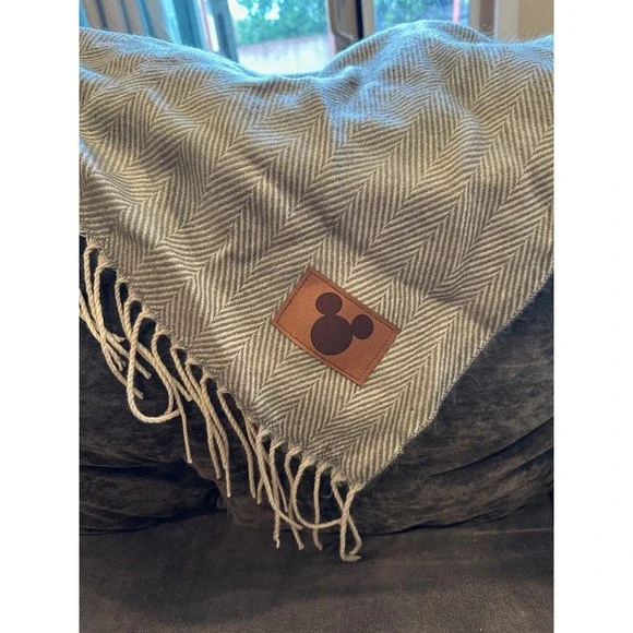 Disney Kanata Blanket NWT White Gray Herringbone Acrylic Soft Comfortable Couch