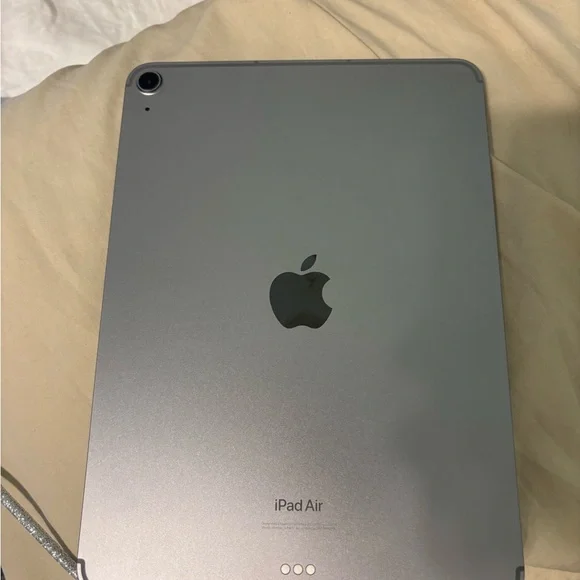 BRAND NEW Apple iPad Air - Silver