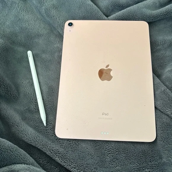 Apple iPad in Rose Gold with White Pencil