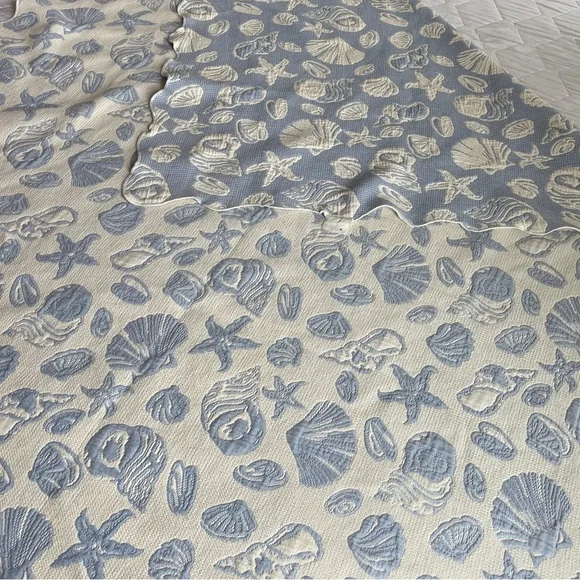 Vintage Reversible Blue/White Textured Cotton Seashell Bedspread/Comforter