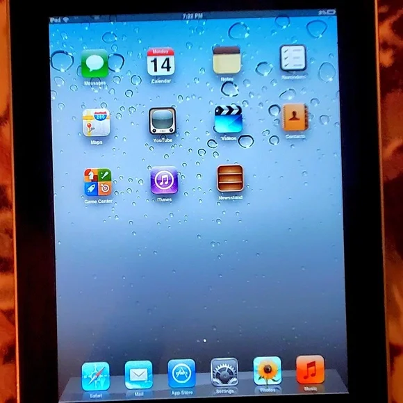 Apple iPad First (1st) Generation Gen (Preowned) 32GB, Wi-Fi w/Many Accessories!