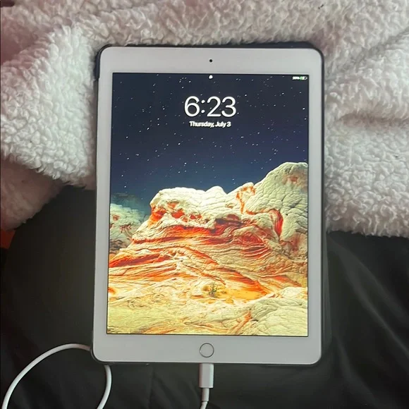 Apple Silver Tablet Sleek Design Modern Features