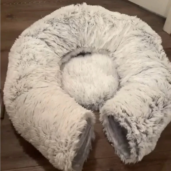 Cozy Round Faux Fur Donut Bed - Light Grey