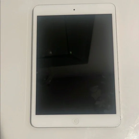 Apple iPad mini 1st gen reset in working condition- no screen cracks