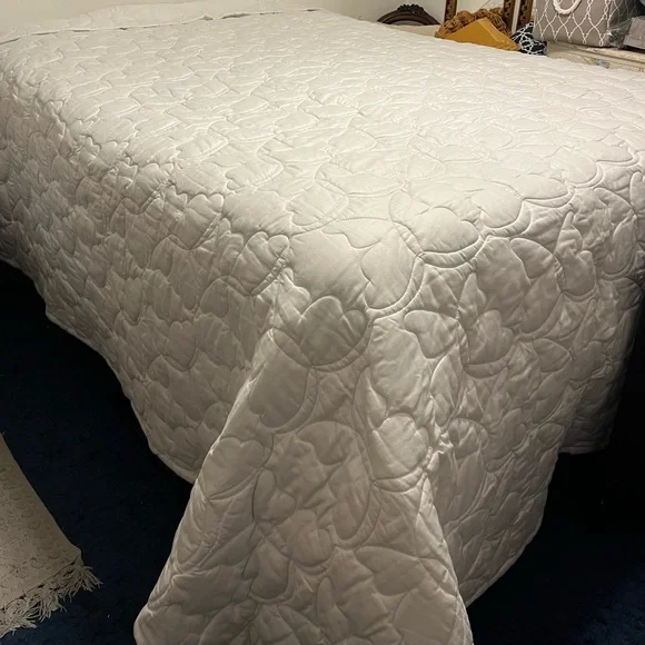 WHITE COMFORTER King Size 96”Wx104”L SOFT Butterfly Pattern On Stitch (Q148)