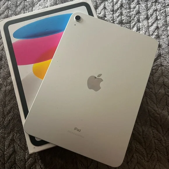 Apple iPad - Sleek Silver Finish