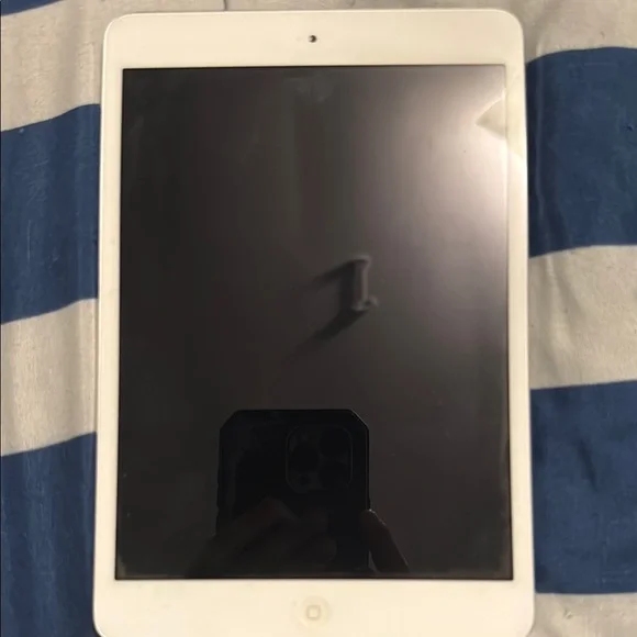 Apple White iPad Mini Sleek Design