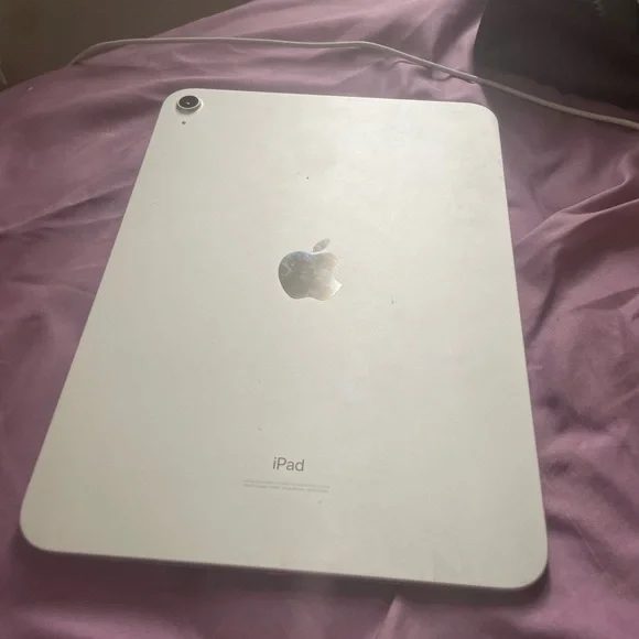 Apple Silver iPad with Aluminum Finish