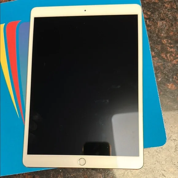 Apple Gold iPad Sleek Design Vibrant Display IPad Pro 10.5inch 64gb gold WiFi