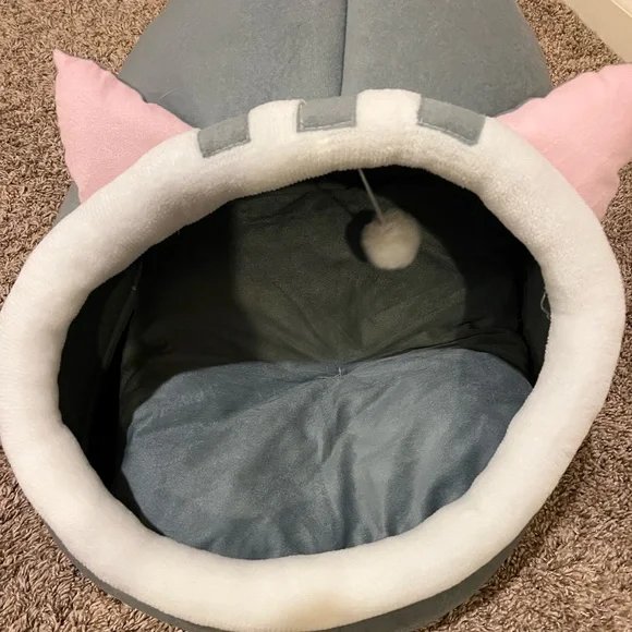 Cat bed. Not used, but no tags.
