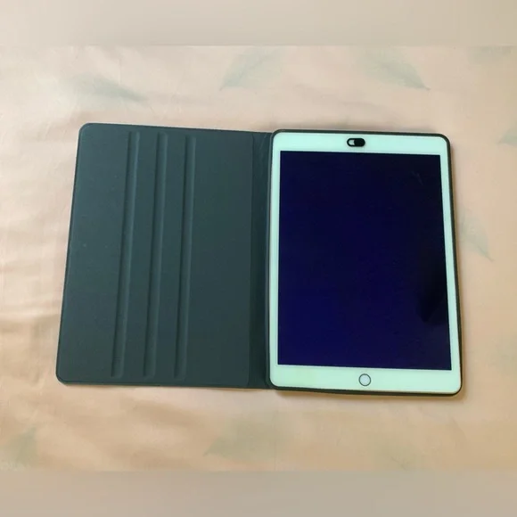 iPad 7th generation Gold 128 GB with case