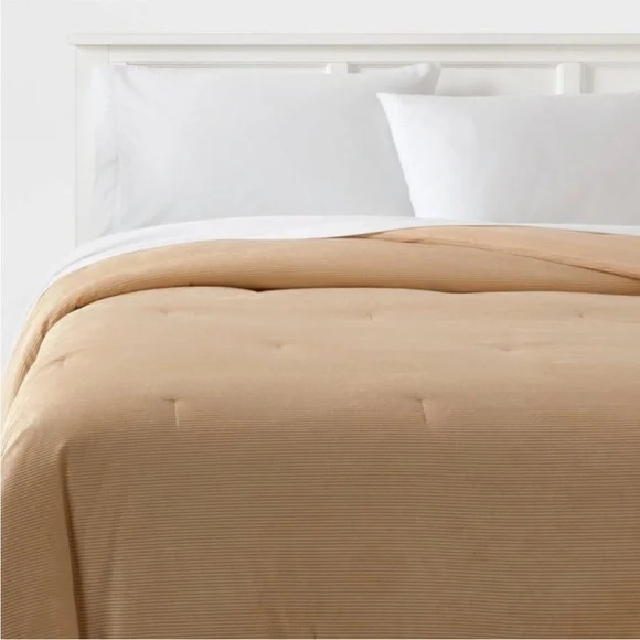 ROOM ESSENTIALS NWT cordouroy plush comforter -khaki -twin
