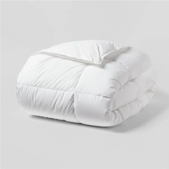 THRESHOLD NWT all seasons performance down alternative comforter -white -f/queen