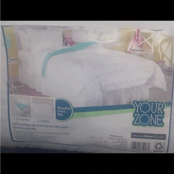 Reversible comforter w/ruffles set