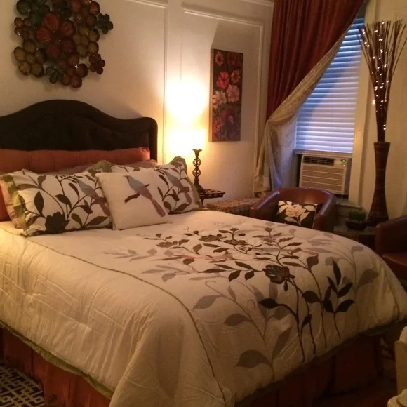 QUEEN SIZE COMFORTER WITH 2 PILLOW SHAMS & DECORATIVE THROW PILLOW • BIRD/FLORAL