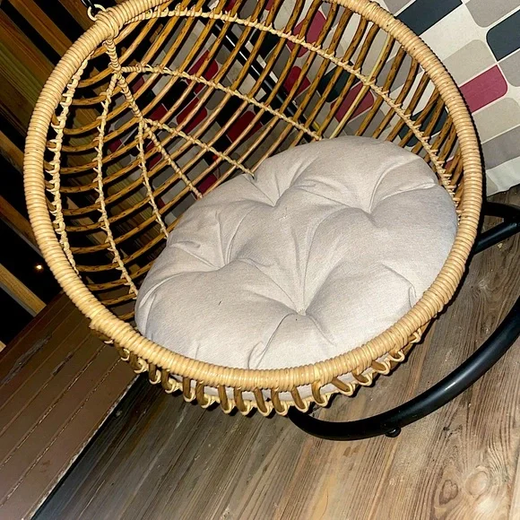 COPY - Kitty swinging bed