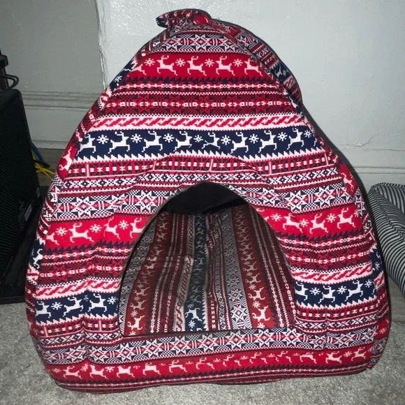Cozy pet bed. Good for cats or small dogs