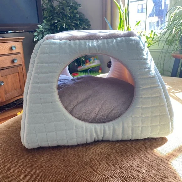 Cat bed, never used