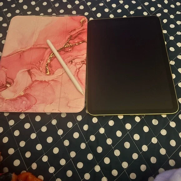 Yellow IPAD 10th generation with pink marble case and apple pen iPad is 64 GB