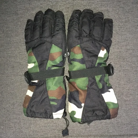 Kombi Junior Medium Camo waterproof gloves. Great used Condition
