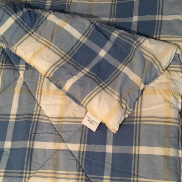 COPY - Have 2 LauraAshley Reversible Twin Comforters ea80”L,69”W. This is for 1…