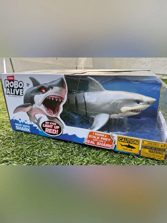 Robo Alive Great White Shark Series 1 by Zuru, Battery-Powered Robotic Light up