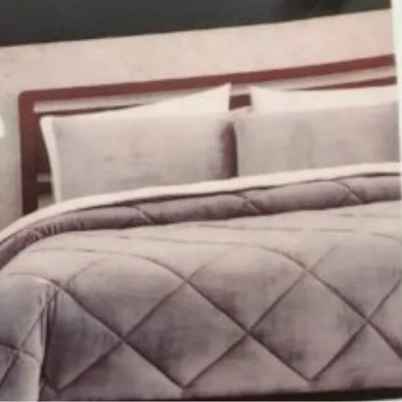 London Fog comforter king Elegant light silver Gray Comforter cream fur back