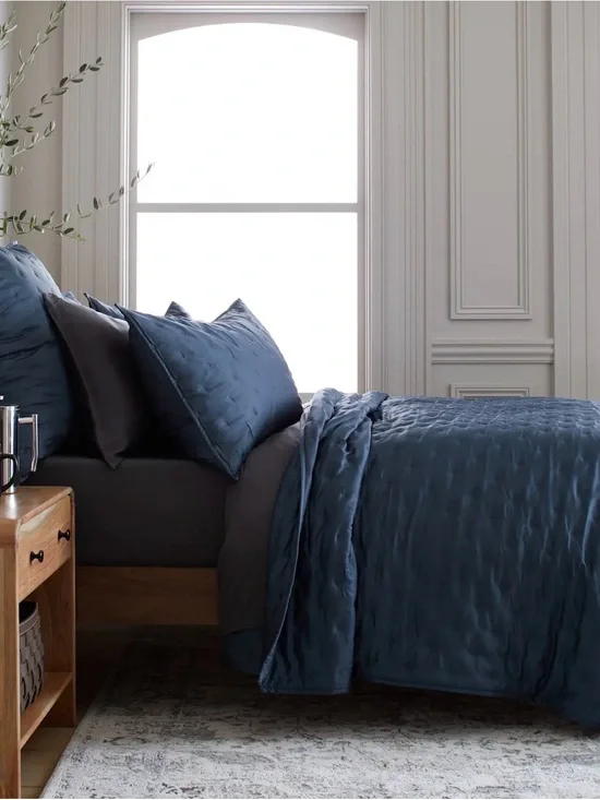 NWOT Luxury Nightfall Bamboo Dream Quilt - Retail 184