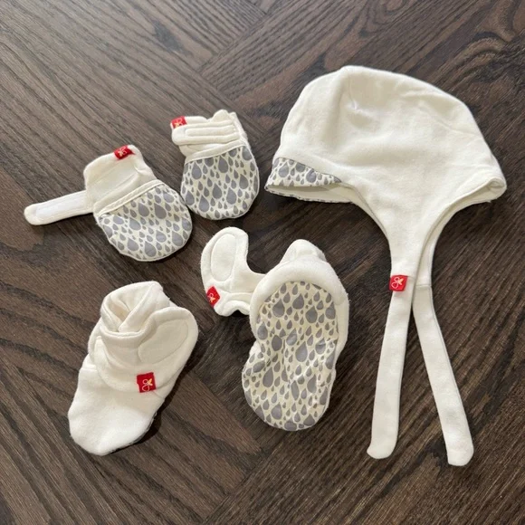 Goumikids newborn hat, booties and mittens set