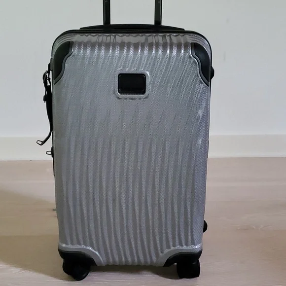 NWOT Tumi Latitude International Carry-On Spinner Luggage in Silver