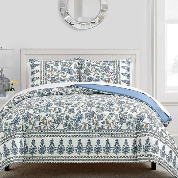 NWT Floral Blue and White Bedding Set