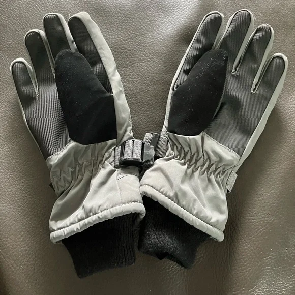 Boy’s Gray and Black Winter Gloves Size 8-14
