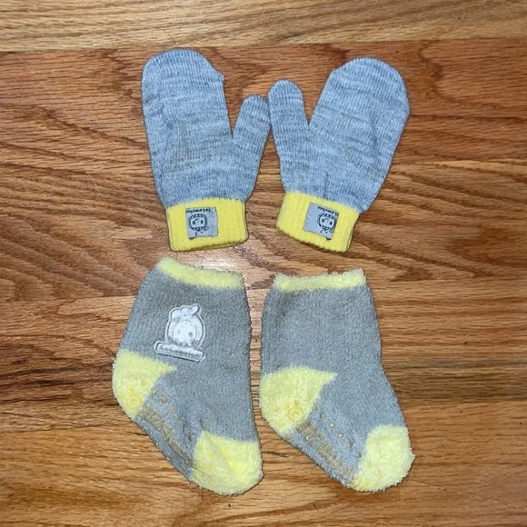 NEW target Socks with matching gloves Gray and yellow 2T, 3T