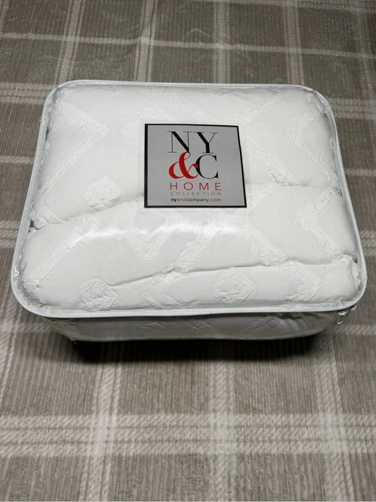 New York & Company White Quilted Comforter - Textured Pattern