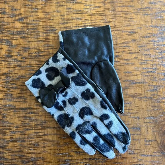 ⚡️MOVING SALE ⚡️Target leopard print gloves ⚡️MOVING SALE ⚡️