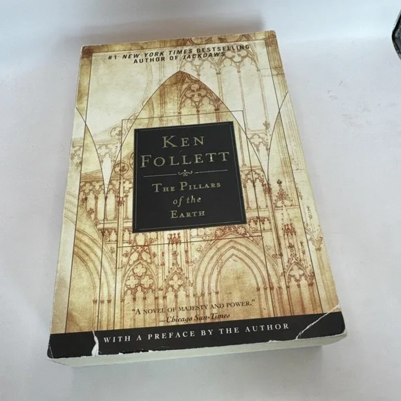 The Pillars of the Earth (Deluxe Edition) (Oprah's Book Club) - VERY GOOD