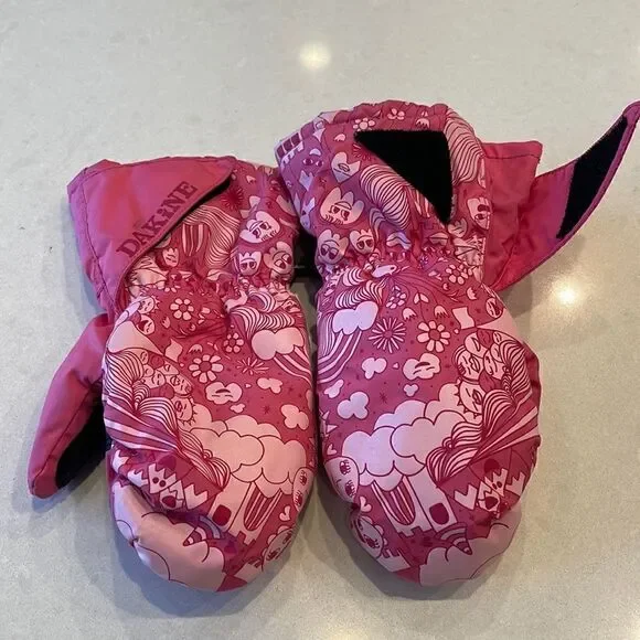 Dakine kids mittens size large 3-4 year  nice shape. Love the design.