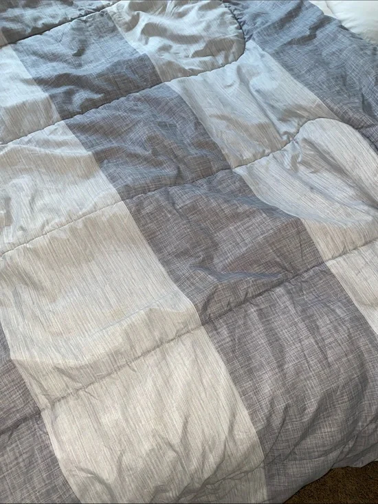 Classic Gray & Light Gray Patchwork Comforter 84in х 80in