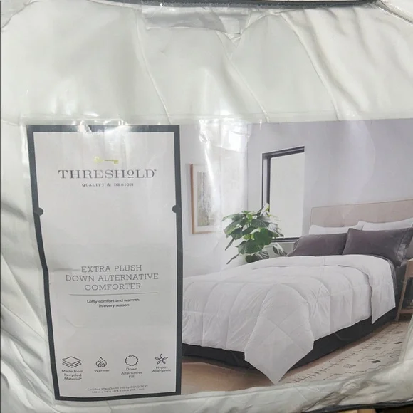 Threshold King/ Cal/King Extra Plush Down Alternative Comforter