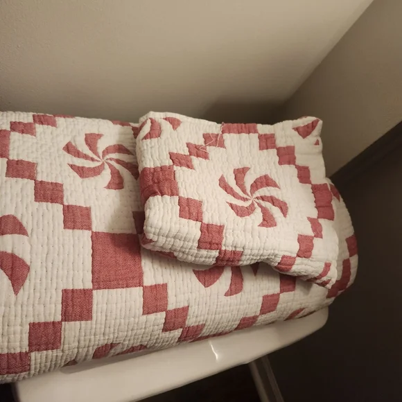 NEW THRESHOLD White/Red Bedding Comforter & 2 SHAMS QUEEN