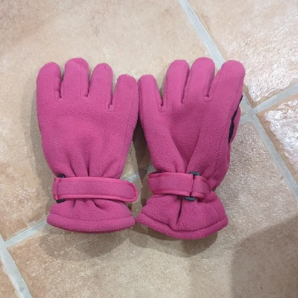 Pink Fleece Gloves Ages 8-16. Warm And Cozy!