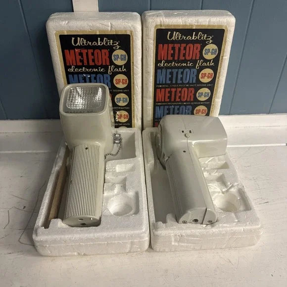 VINTAGE Lot Of 2 Meteor Ultrablitz ELECTRONIC FLASH UNITs Ac Operation 80 Watt‎