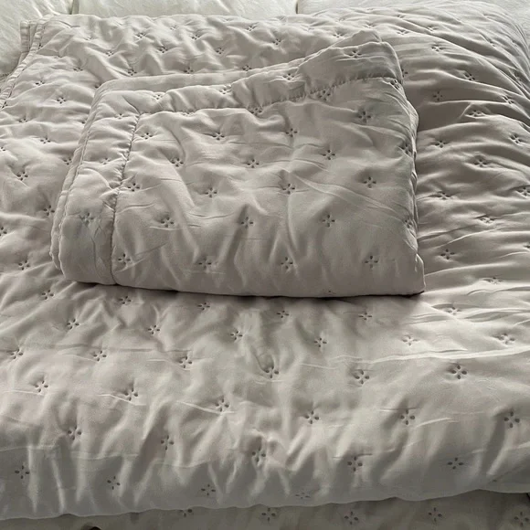 NWOT Comforter & Pillow sham. Oeko-Tex Certified. Bedsure. Light cream. Queen.