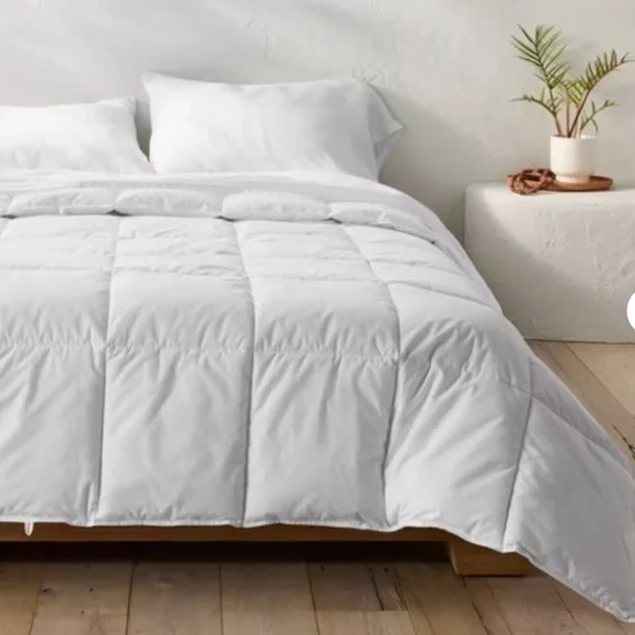 Casaluna Down alternative comforter white new