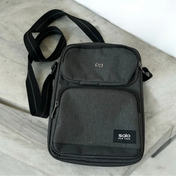 ▪️SOLO NEW YORK: Men’s charcoal sling travel bag w/compartments▪️