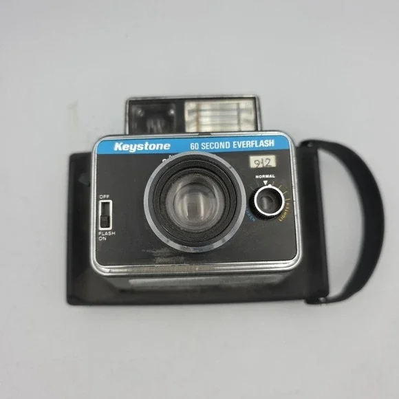 VINTAGE KEYSTONE 60 SECOND EVERFLASH CAMERA Model 800 UNTESTED Black & White