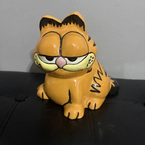GARFIELD Cat Ceramic Figurine 6.5