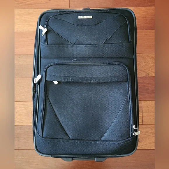 Oleg Cassini Black medium-sized expandable suitcase. One size.